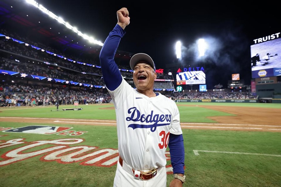 dave roberts celebrates